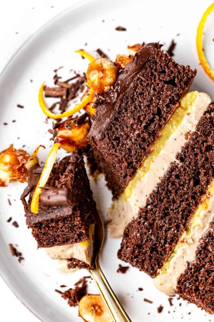 https://earlybrawd.com/wp-content/uploads/2021/12/Vegan-Chocolate-Yule-Log-cake-with-Chestnut-Cream_4-683x1024.jpg