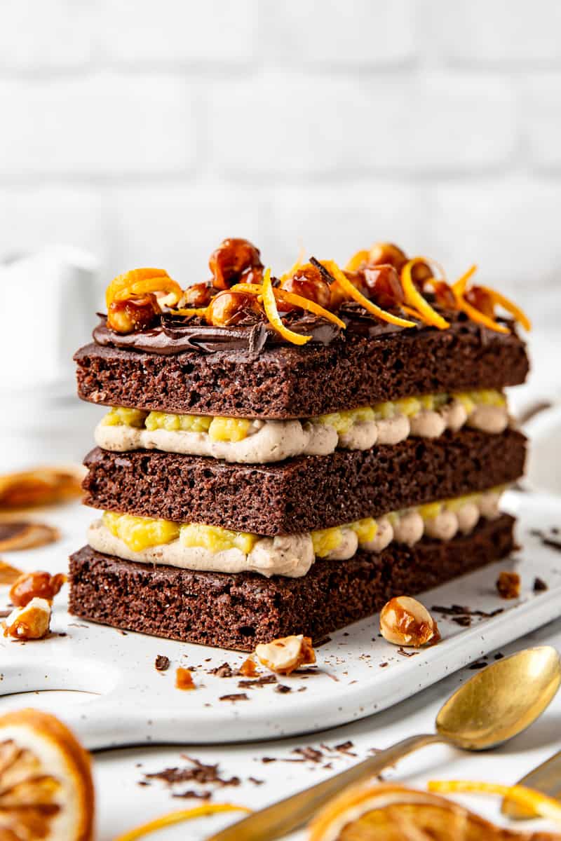 https://earlybrawd.com/wp-content/uploads/2021/12/Vegan-Chocolate-Yule-Log-cake-with-Chestnut-Cream_featured.jpg