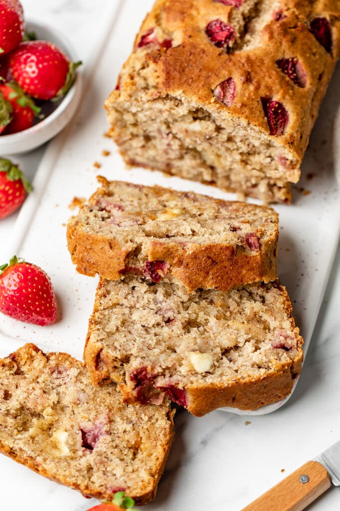 https://earlybrawd.com/wp-content/uploads/2023/08/Banana-Bread-Strawberry-white-chocolate-10-682x1024.jpg