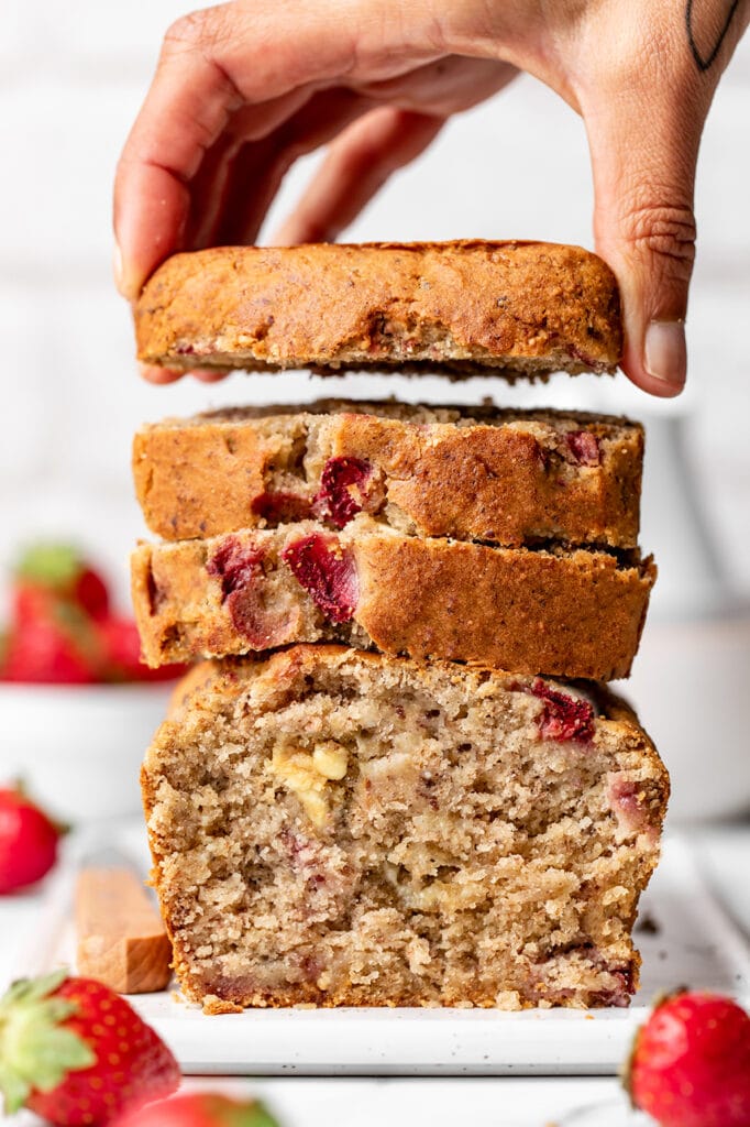 https://earlybrawd.com/wp-content/uploads/2023/08/Banana-Bread-Strawberry-white-chocolate-14-682x1024.jpg