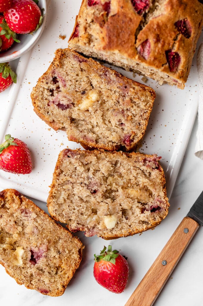 https://earlybrawd.com/wp-content/uploads/2023/08/Banana-Bread-Strawberry-white-chocolate-8-682x1024.jpg